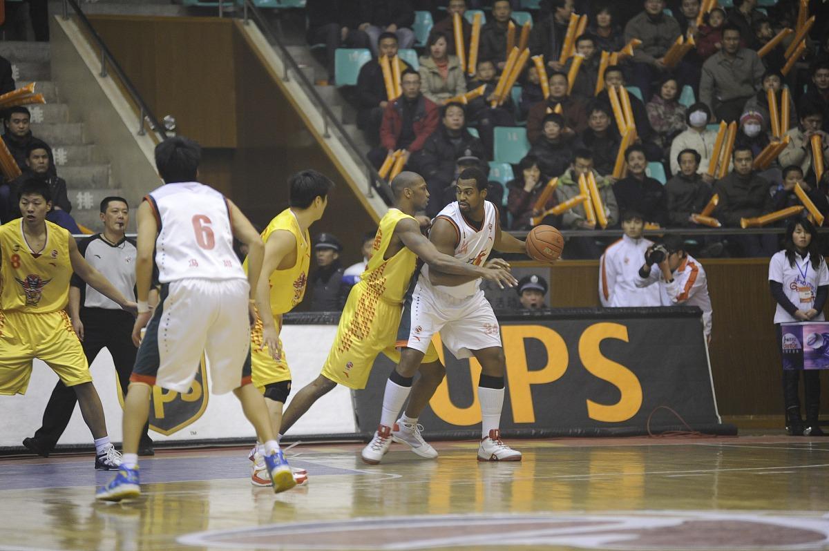 GA黄金甲-爱德华兹杀疯了!41分+5抢断打崩灰熊:第三节3记三分直接改写剧本